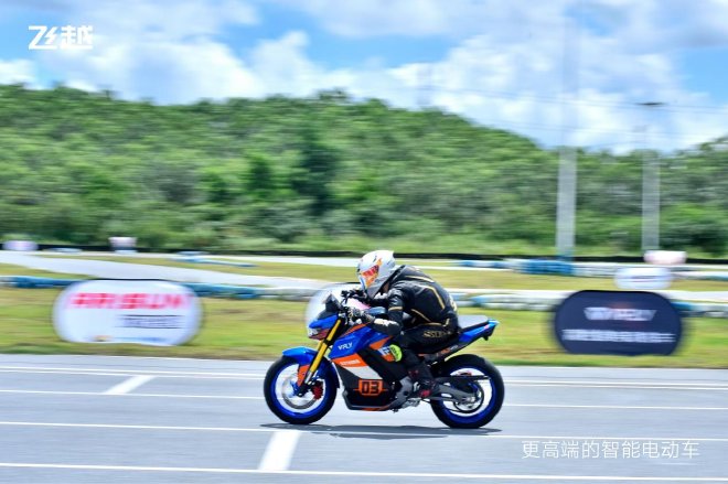 2023重庆摩博会 雅迪旗下高端品牌飞越发布全新定位