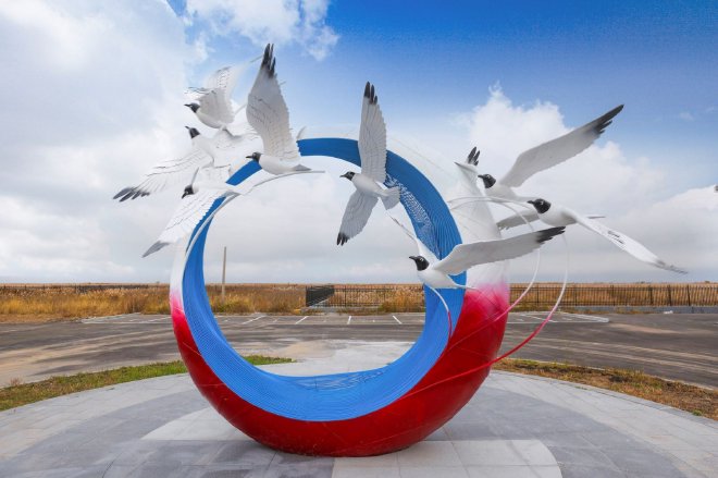 “BMW美丽家园行动”向辽宁辽河口国家级自然保护区捐建“黑嘴鸥全球最大繁殖地”地标雕塑