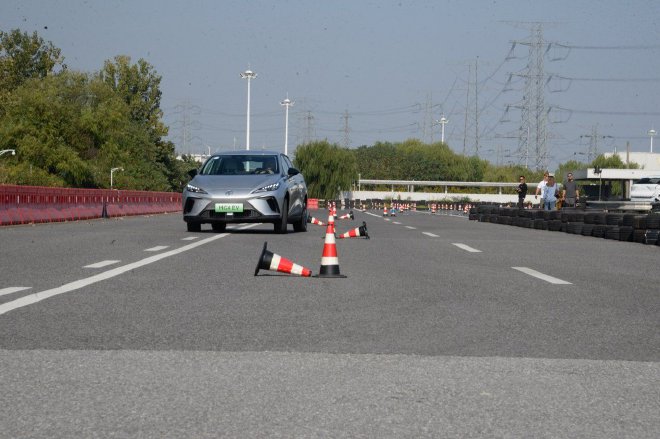 纯电操控新王者 场地试驾MG4 EV出海冠军版