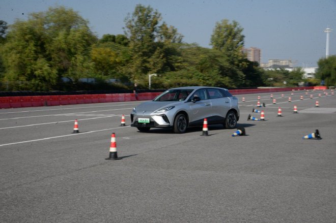 纯电操控新王者 场地试驾MG4 EV出海冠军版