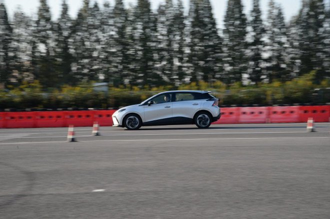 纯电操控新王者 场地试驾MG4 EV出海冠军版