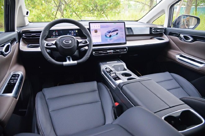 广汽传祺新能源E8试驾 可移动的大平层