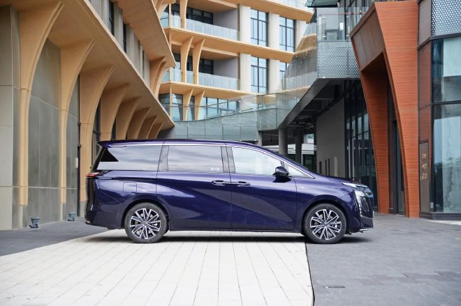 广汽传祺新能源E8试驾 可移动的大平层