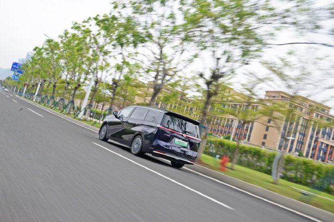 广汽传祺新能源E8试驾 可移动的大平层