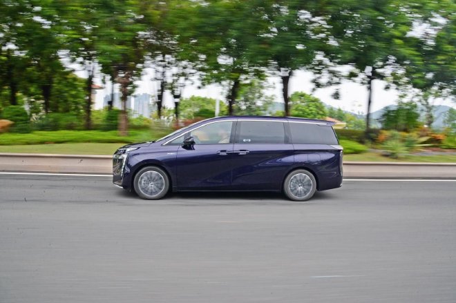 广汽传祺新能源E8试驾 可移动的大平层