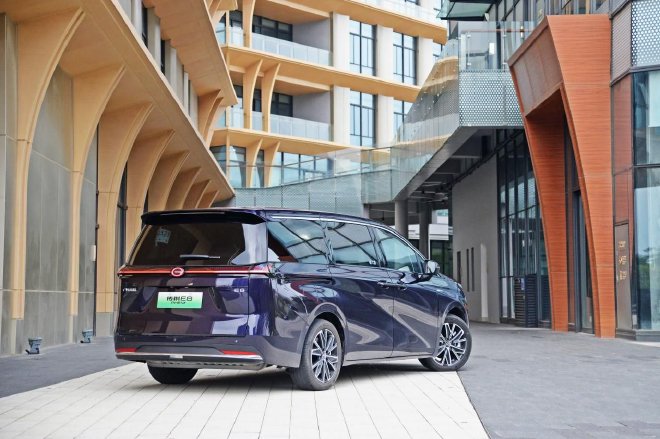 广汽传祺新能源E8试驾 可移动的大平层