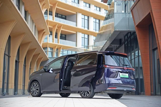 广汽传祺新能源E8试驾 可移动的大平层