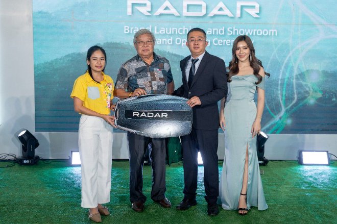 吉利雷达高级总监童飞向老挝首批雷达RD6车主交付车辆