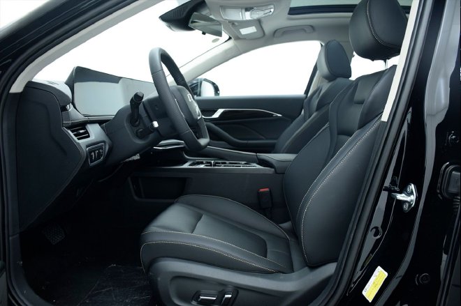 换装全新设计，车身加长 实拍体验奔腾B70