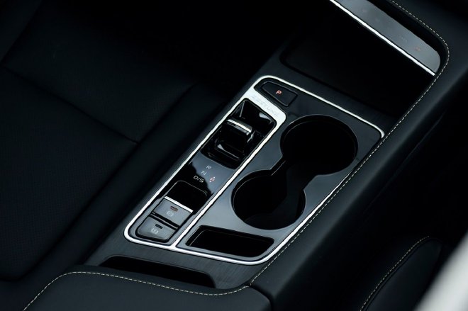 换装全新设计，车身加长 实拍体验奔腾B70