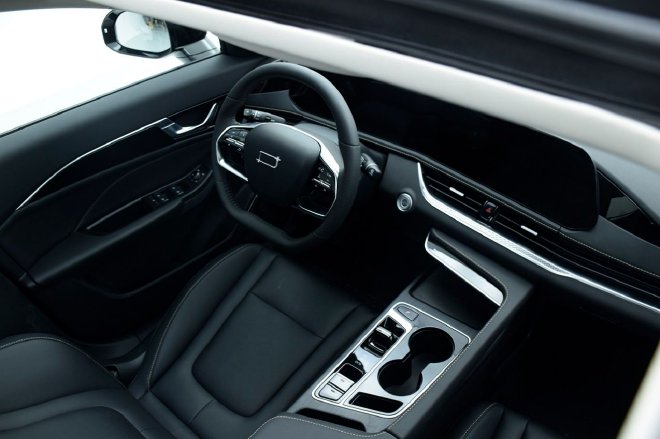 换装全新设计，车身加长 实拍体验奔腾B70