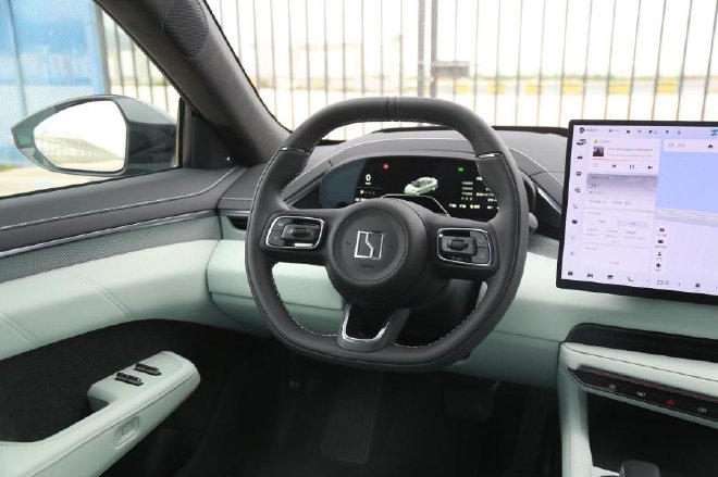 全新极氪001上市 搭激光雷达26.9万元起售