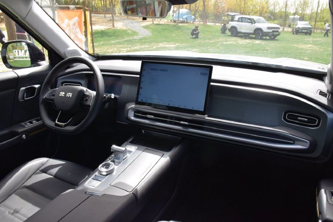 不用充电的电四驱能行吗？ 越野场地体验北京汽车BJ30