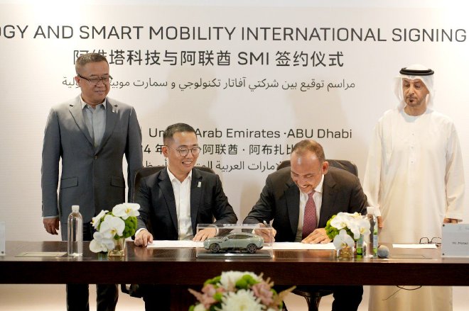 从左到右依次为阿维塔科技副总裁 王金海 阿维塔海外营销负责人 吴东骏 阿联酋地区总代理首席执行官Mataz Louis Al Saqer Group 主席 H.E Sheikh Saif