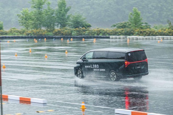 LEVC L380试驾 “陆地空客”尊享未来出行