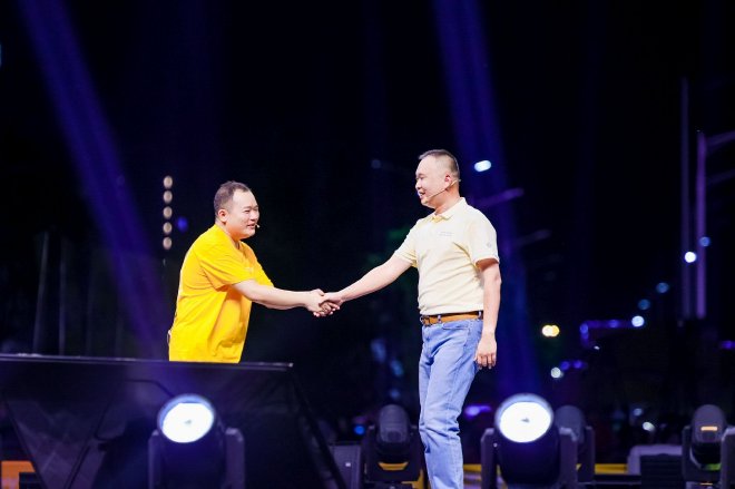 东风乘用车销售有限公司纳米营销事业部总经理助理余岳峰（右）和东风纳米共创设计师杨小慕交流