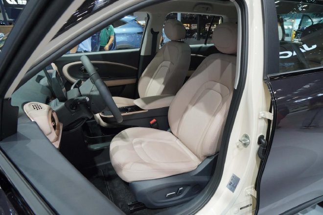 2024广州车展：玩的就是个性 江淮钇为3黑凤梨版亮相