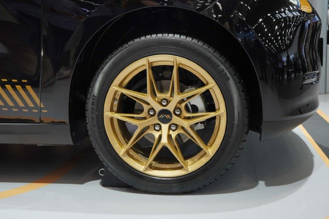 2024广州车展：玩的就是个性 江淮钇为3黑凤梨版亮相