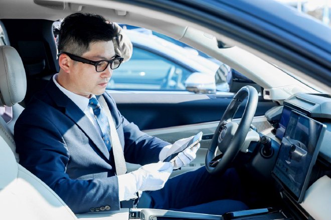 司机们通过星纪魅族提供的智能眼镜，体验多国语言同传、AR导航等功能。