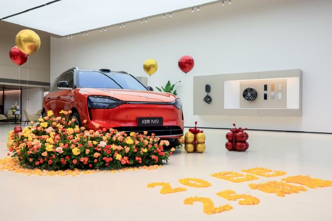 著名音乐制作人王铮亮喜提问界M9