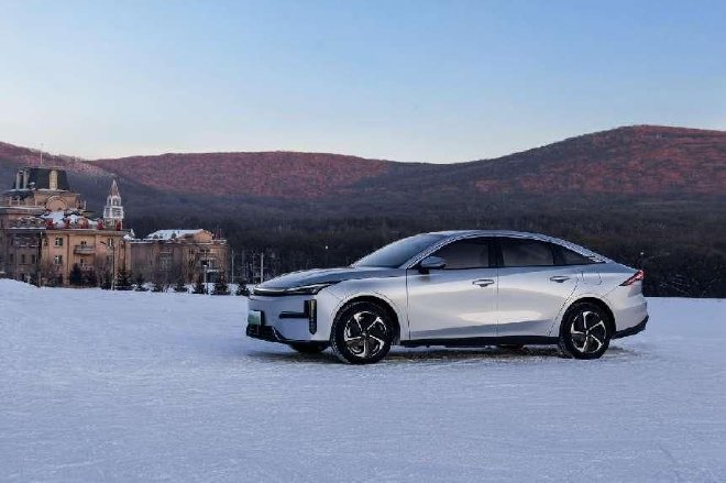 深度试驾吉利银河 L6 EM-i：新能源轿车的全能担当