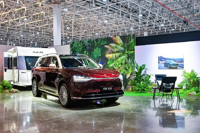 科技当红 旗舰新作，问界M9 2025款先行者在工厂验收交付仪式圆满举行