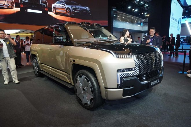 2025上海车展：仰望U8L实车亮相