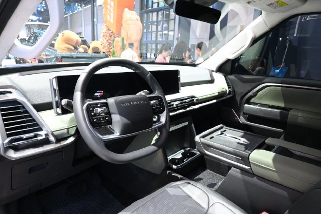 2025上海车展：上汽大通大拿V1公布一口价