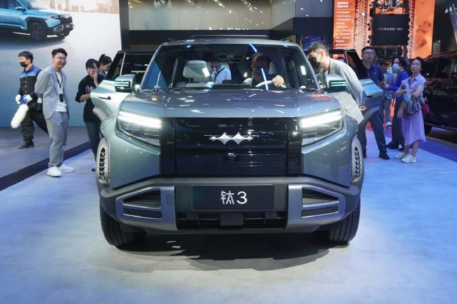 2025上海车展：有颜值有科技的方盒子 方程豹钛3车展亮相