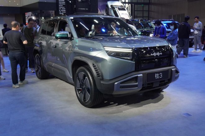 2025上海车展：有颜值有科技的方盒子 方程豹钛3车展亮相