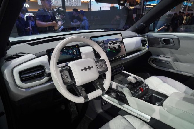 2025上海车展：有颜值有科技的方盒子 方程豹钛3车展亮相