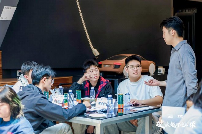 改装设计师张维嘉与高校学生代表交流设计细节