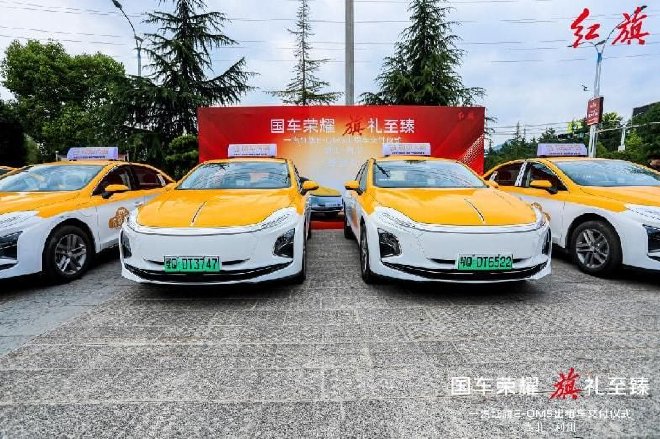 红旗破局鄂西战略高地 300台E-QM5出租车批量交付利川