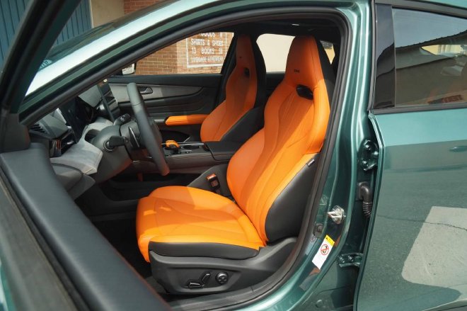 电动尾翼 四出排气 第三代UNI-V如何取悦年轻人