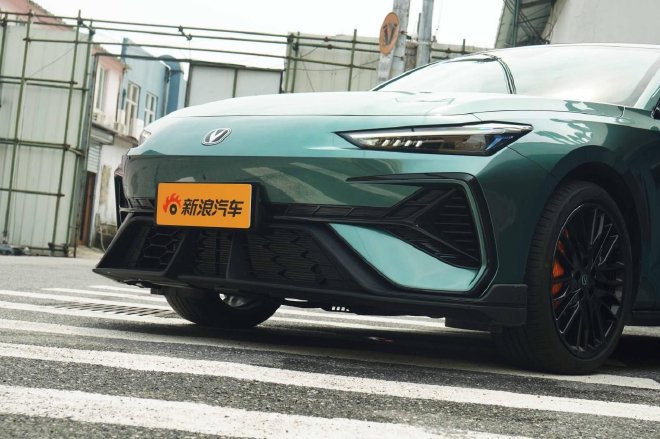 电动尾翼 四出排气 第三代UNI-V如何取悦年轻人