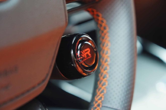 电动尾翼 四出排气 第三代UNI-V如何取悦年轻人