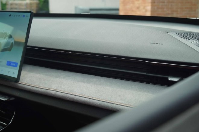 电动尾翼 四出排气 第三代UNI-V如何取悦年轻人