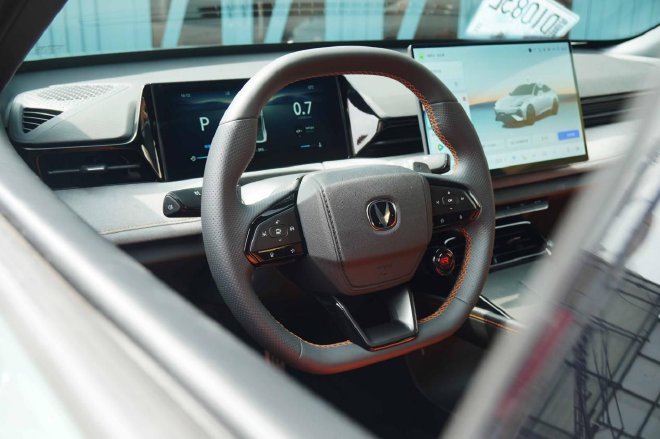 电动尾翼 四出排气 第三代UNI-V如何取悦年轻人