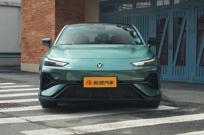 电动尾翼 四出排气 第三代UNI-V如何取悦年轻人