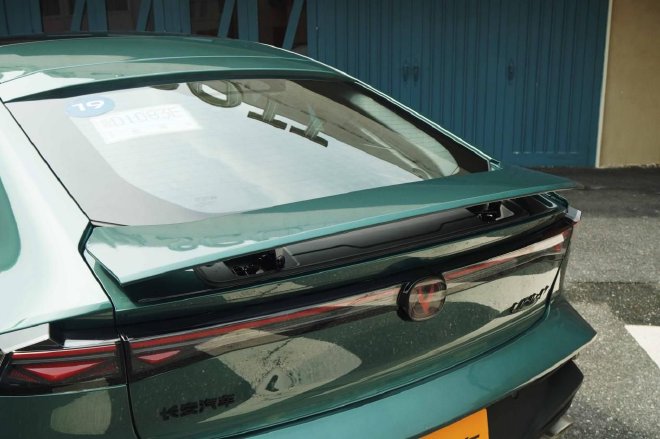 电动尾翼 四出排气 第三代UNI-V如何取悦年轻人