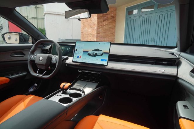 电动尾翼 四出排气 第三代UNI-V如何取悦年轻人