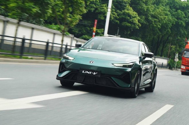 电动尾翼 四出排气 第三代UNI-V如何取悦年轻人