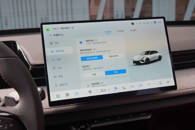 电动尾翼 四出排气 第三代UNI-V如何取悦年轻人