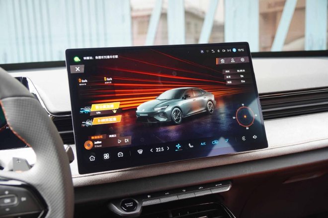 电动尾翼 四出排气 第三代UNI-V如何取悦年轻人