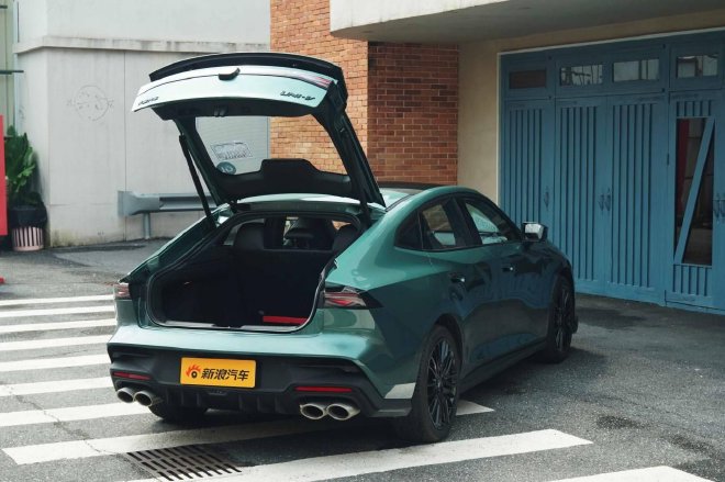 电动尾翼 四出排气 第三代UNI-V如何取悦年轻人