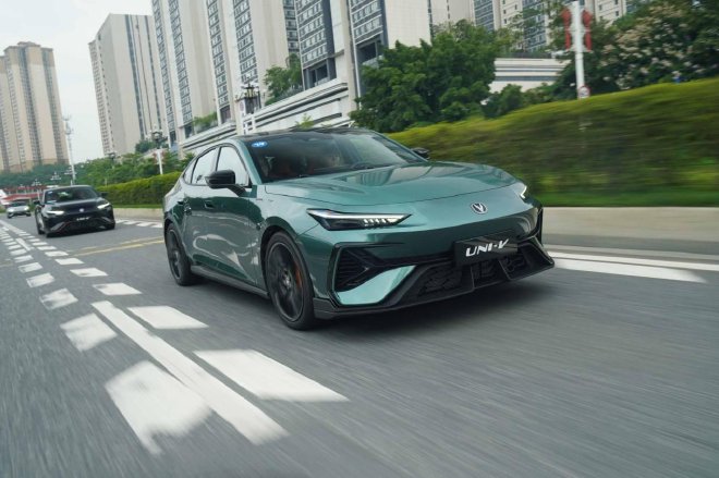 电动尾翼 四出排气 第三代UNI-V如何取悦年轻人