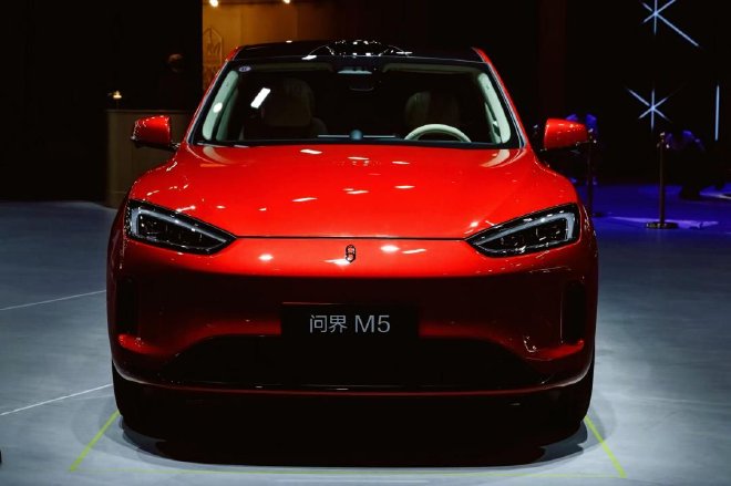 问界新M5 Ultra 跃影红 全新车色登场