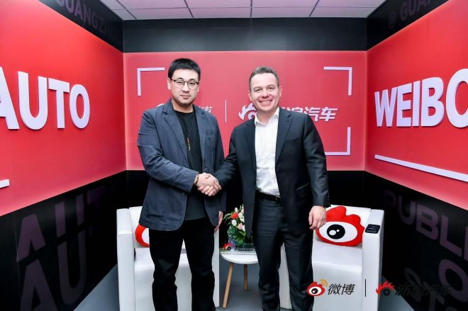 右一 上汽奥迪营销事业总经理施鹏泽（Stefan Poetzl）