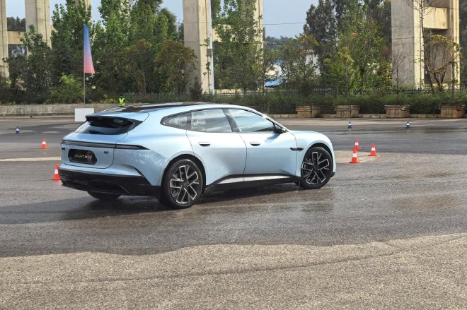 智能性能姿态全都要 试驾阿维塔06T