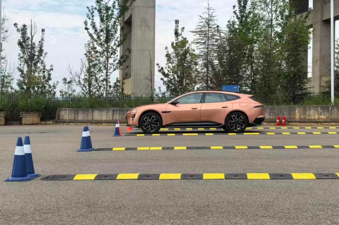 智能性能姿态全都要 试驾阿维塔06T